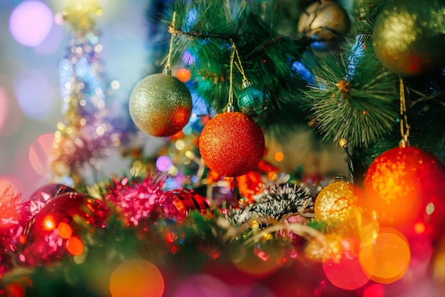 Close-up van drie kerstballen rood en groen vage achtergrond uitstraling van slingers