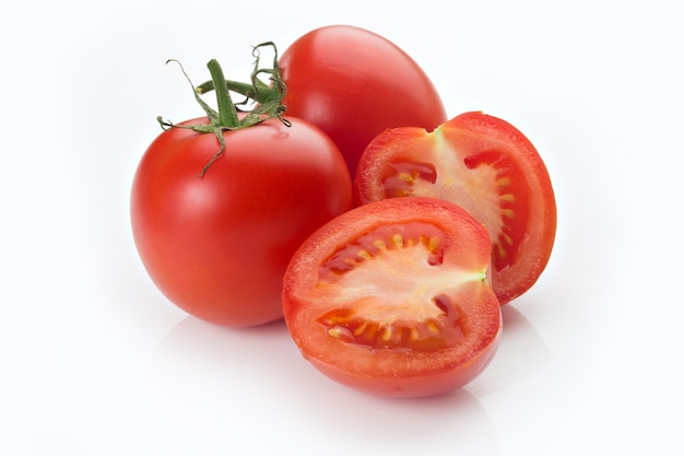 Close-up van drie tomaten met hun tak