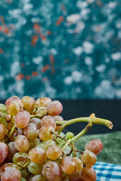 Foto close-up van druiven die op de plant groeien