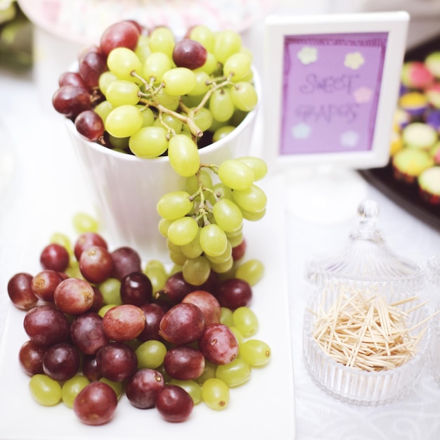 Foto close-up van druiven op tafel