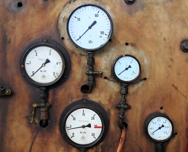 Foto close-up van drukmeters op metalen wand