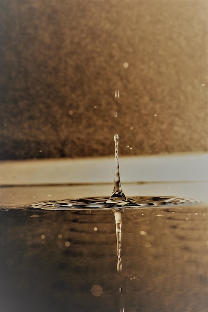 Foto close-up van druppels die in water spetteren