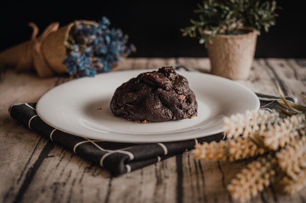 Foto close-up van dubbel chocoladekoekje dessert op tafel