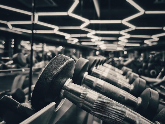 Foto close-up van dumbbells in de sportschool