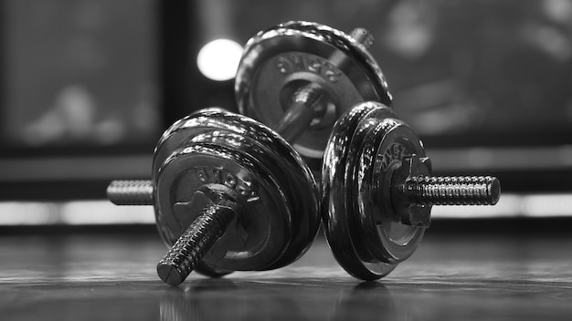 Close-up van dumbbells op de vloer