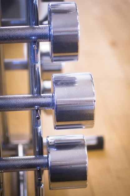 Foto close-up van dumbbells op rack in een fitnessclub