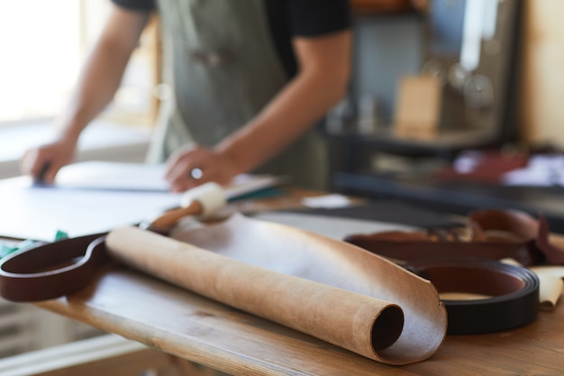 Close up van echt leer op houten tafel in leerlooiers workshop kopie ruimte