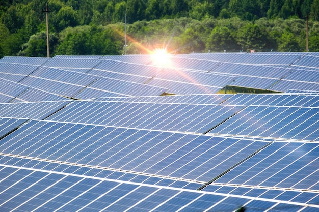 Close-up van eco-technologie zonnecel boerderij elektriciteitscentrale Zonnecelpanelen in een fotovoltaïsche elektriciteitscentrale