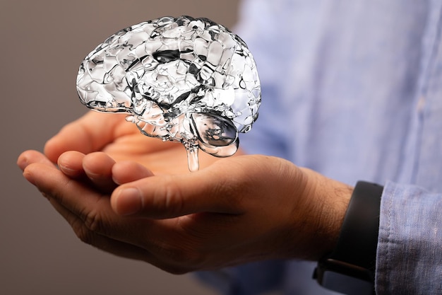 Close-up van een 3D-gerenderd brein in de hand van een man