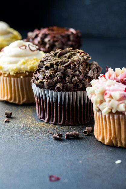 Close-up van een aantal decadente gourmet cupcakes met een verscheidenheid aan glazen smaken