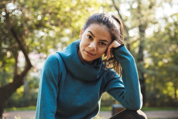 Close up van een aantrekkelijke jonge fitness vrouw, gekleed in sportkleding buitenshuis oefenen, poseren