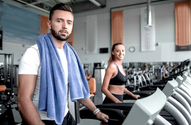 Close-up van een aantrekkelijke man werkt in een moderne sportschool