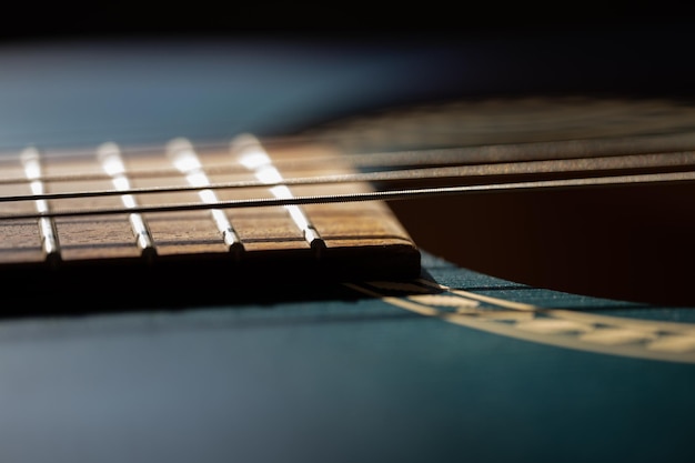 Close-up van een akoestische gitaar