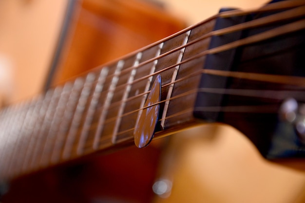 Close-up van een akoestische gitaar