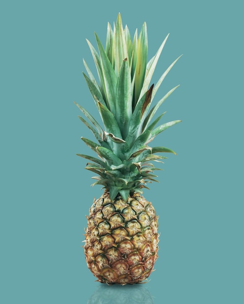 Close-up van een ananas tegen een groene achtergrond