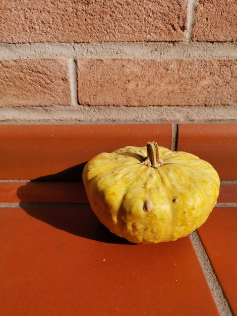 Foto close-up van een appel op tafel tegen de muur