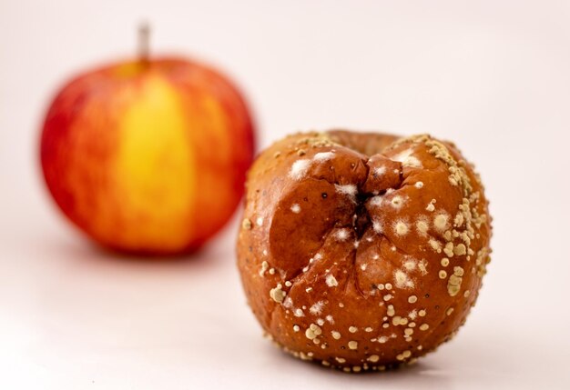 Foto close-up van een appel op tafel tegen een witte achtergrond