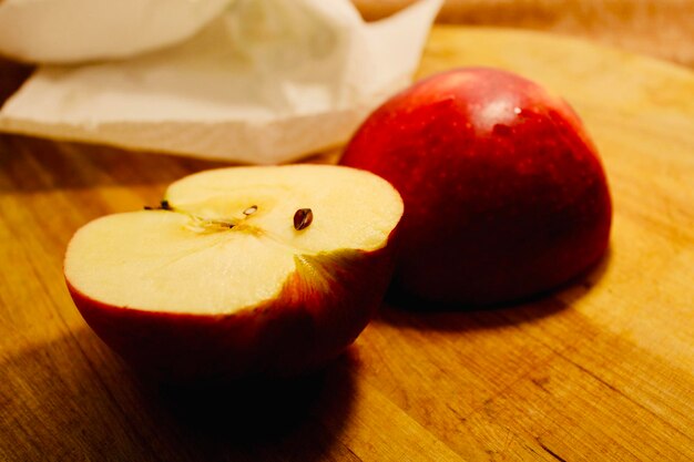 Foto close-up van een appel op tafel