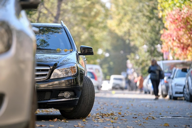 Close-up van een auto die illegaal geparkeerd staat tegen de verkeersregels aan de voetgangersstraat van de stad