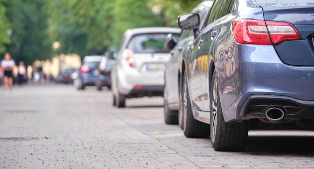 Close-up van een auto die illegaal geparkeerd staat tegen de verkeersregels aan de voetgangersstraat van de stad