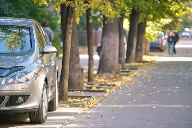 Foto close-up van een auto die illegaal geparkeerd staat tegen de verkeersregels aan de voetgangersstraat van de stad