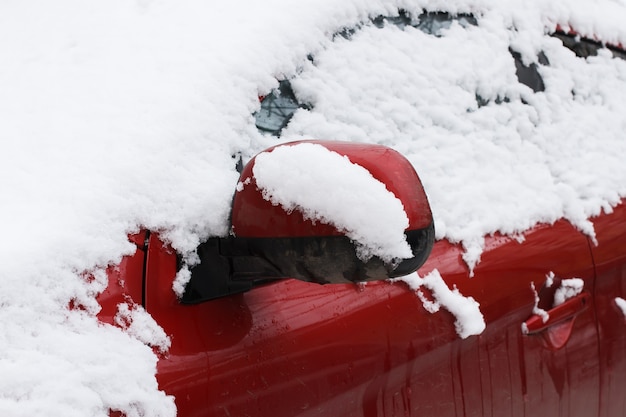 Close-up van een auto onder de sneeuw