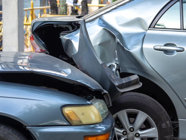 Close-up van een auto-ongeluk op straat