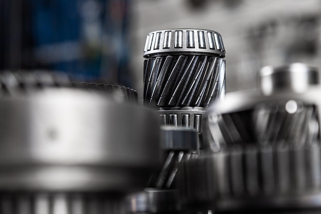Close-up van een auto versnellingsbak metalen glanzende tandwielen voor planetaire versnellingsschakelaars industriële metalen tandwielen
