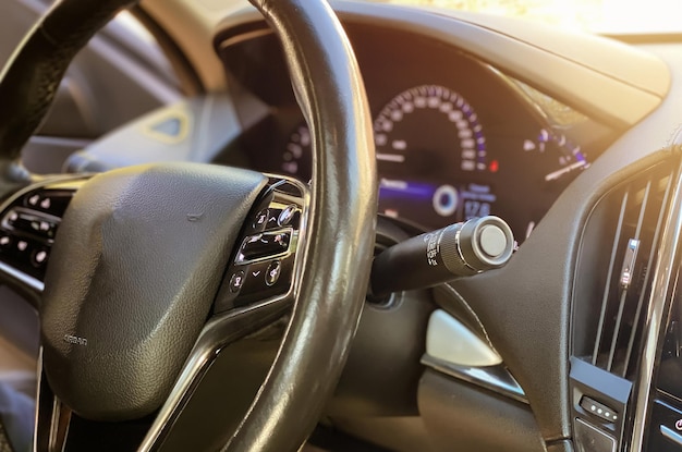 Close-up van een autostuur fotografie van het auto-interieur