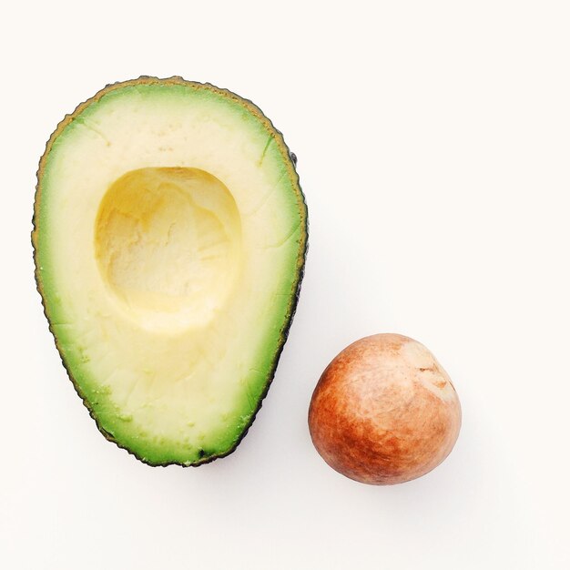 Close-up van een avocado-slice tegen een witte achtergrond