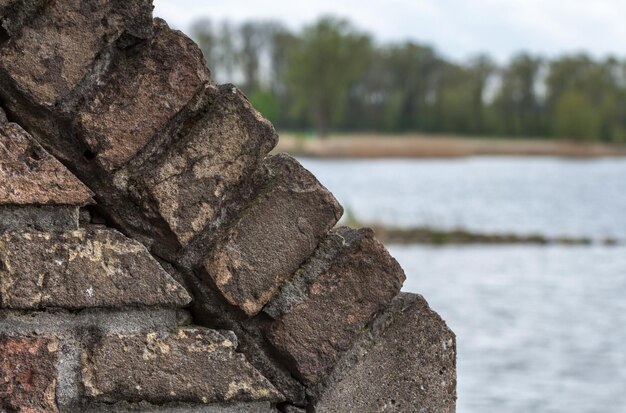 Foto close-up van een bakstenen muur bij het meer