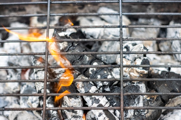 Close-up van een barbecue met de sintels aangestoken om voedsel te bereiden