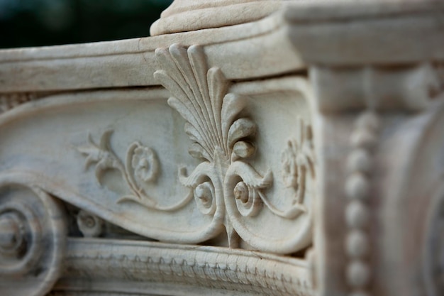 Close-up van een beeldhouwwerk op marmer