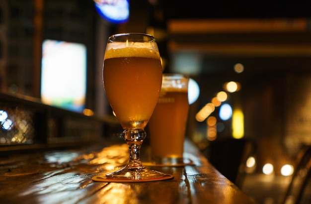 Close-up van een bierglas op de bar