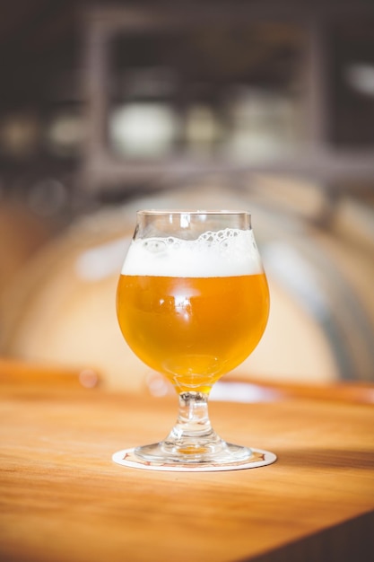 Close-up van een bierglas op een houten tafel