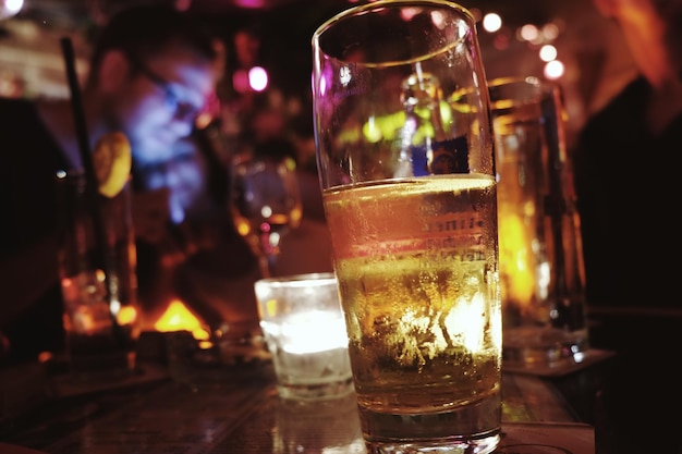 Close-up van een bierglas op tafel bij de bar