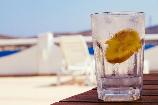 Foto close-up van een bierglas op tafel