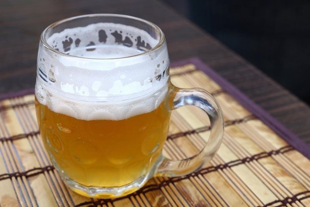 Close-up van een bierglas op tafel