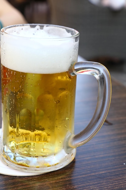 Close-up van een bierglas op tafel