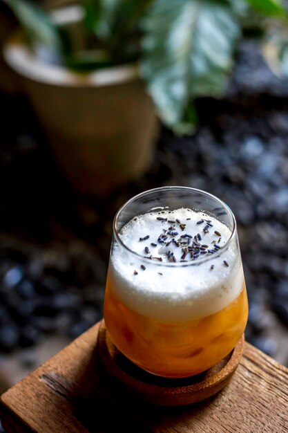 Foto close-up van een bierglas op tafel