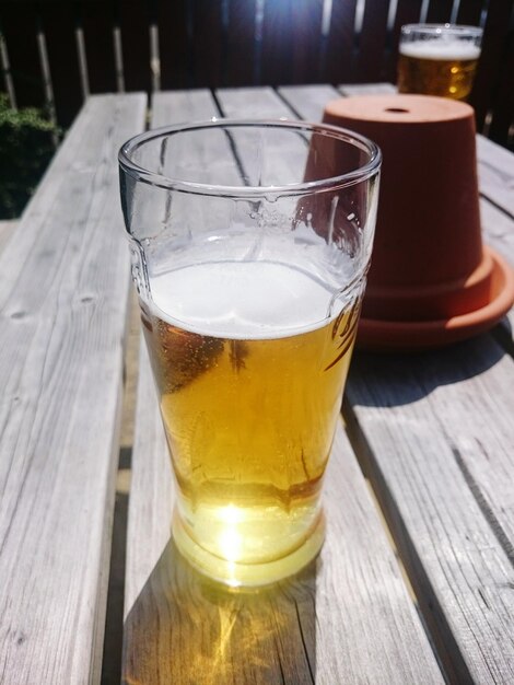 Close-up van een bierglas op tafel