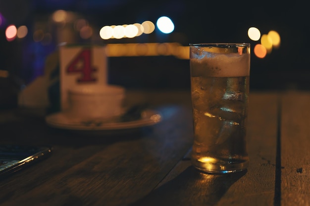 Close-up van een bierglas op tafel