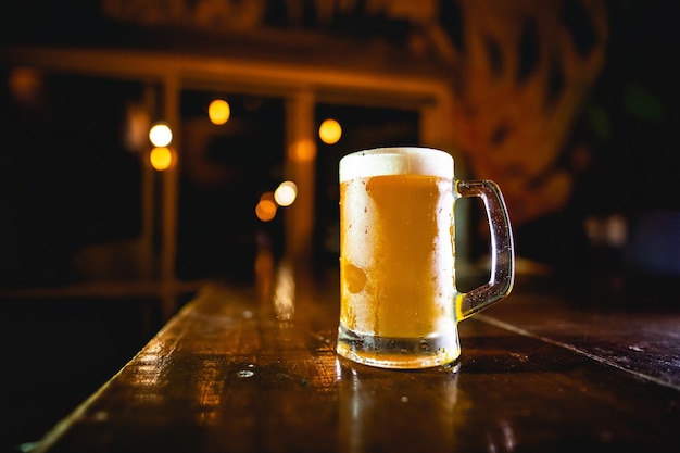 Close-up van een bierglas op tafel