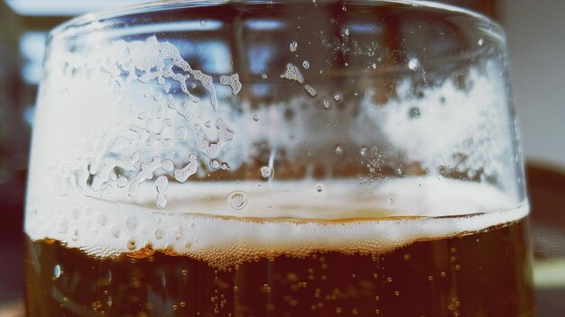 Foto close-up van een bierglas op tafel