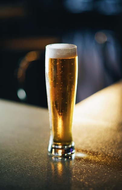 Close-up van een bierglas op tafel