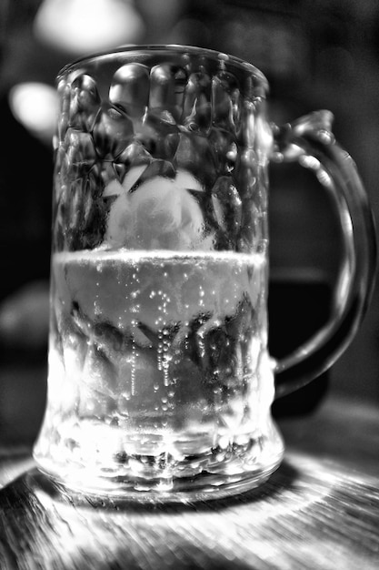 Close-up van een bierglas op tafel