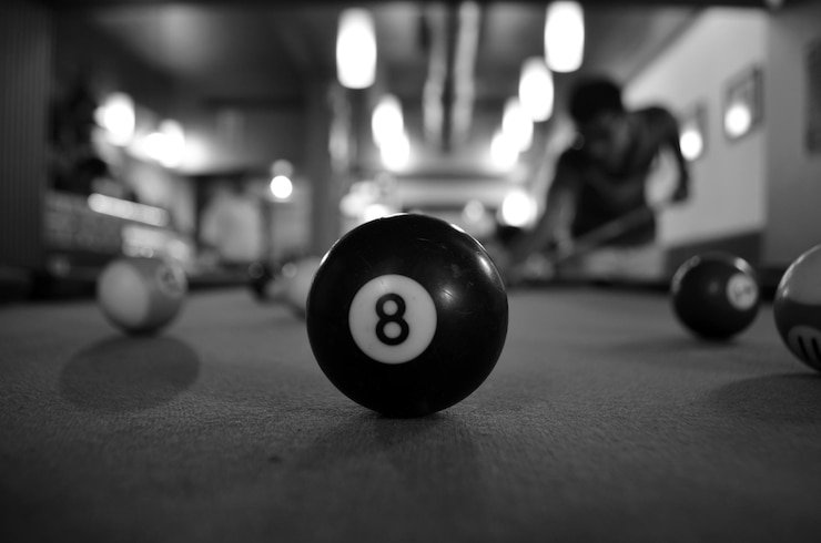 Foto close-up van een biljartbal op tafel