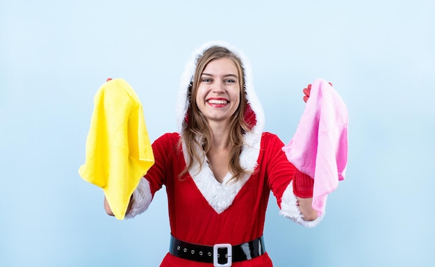 Close-up van een blanke gelukkige vrouw die kerstkleren draagt en handschoenen schoonmaakt met reinigingssprays