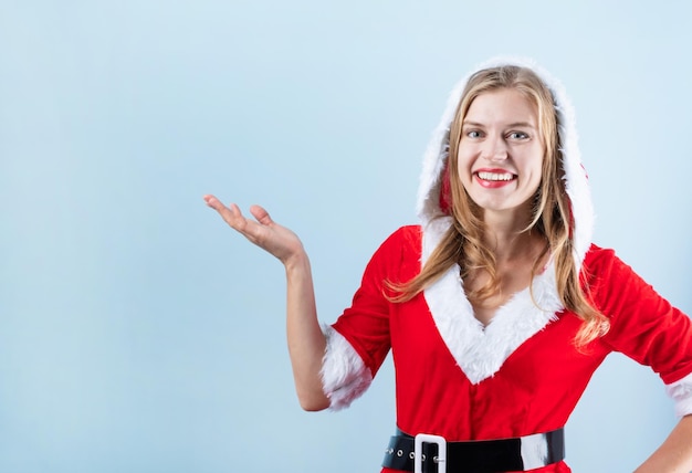 Close-up van een blanke gelukkige vrouw die kerstkleren draagt en lachend met de vinger wijst