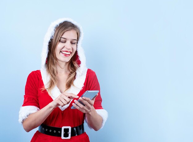 Close-up van een blanke gelukkige vrouw die kerstkleren draagt met smartphone